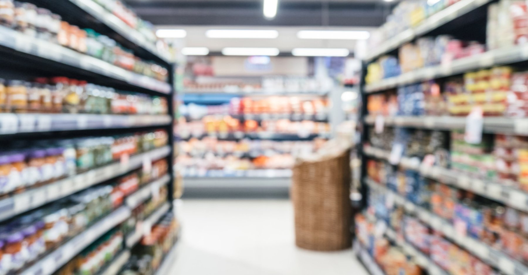 Voorbeeld van Albert Heijn's initiatieven om de carbon footprint te verminderen, zoals energiezuinige winkels en duurzame logistiek.